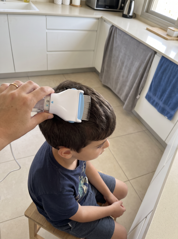 סירוק הבן במסרק החשמלי