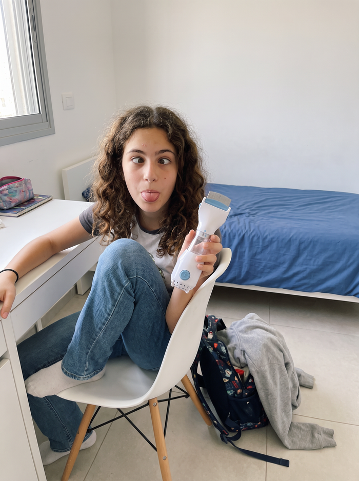 נערה עם המסרק החשמלי