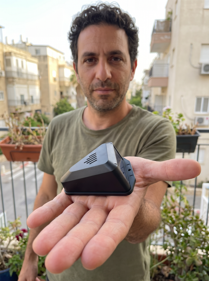 המרחיק הקומפקטי בכף היד — גודל אמיתי