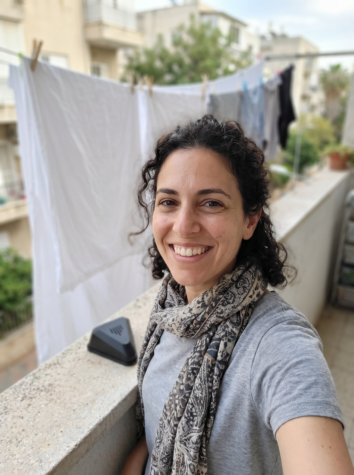 מרפסת נקייה עם כביסה והמרחיק על המעקה