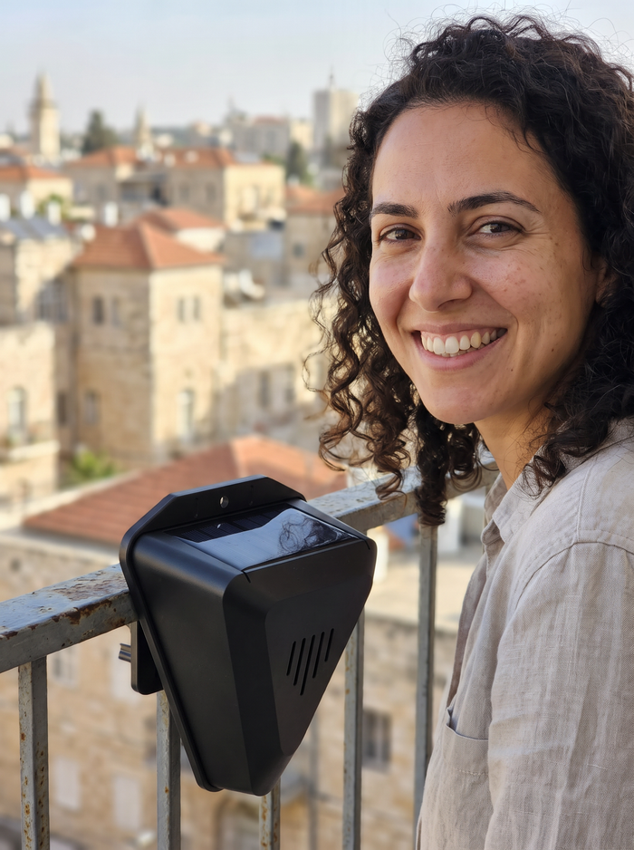 המרחיק על מעקה עם נוף עירוני