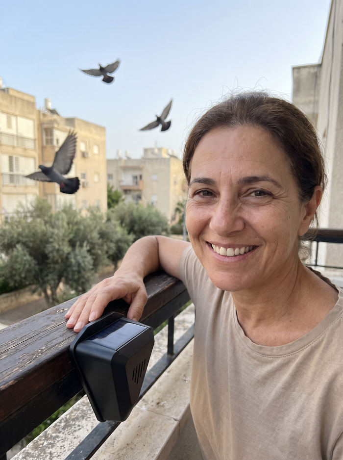לקוחה על מרפסת נקייה מיונים
