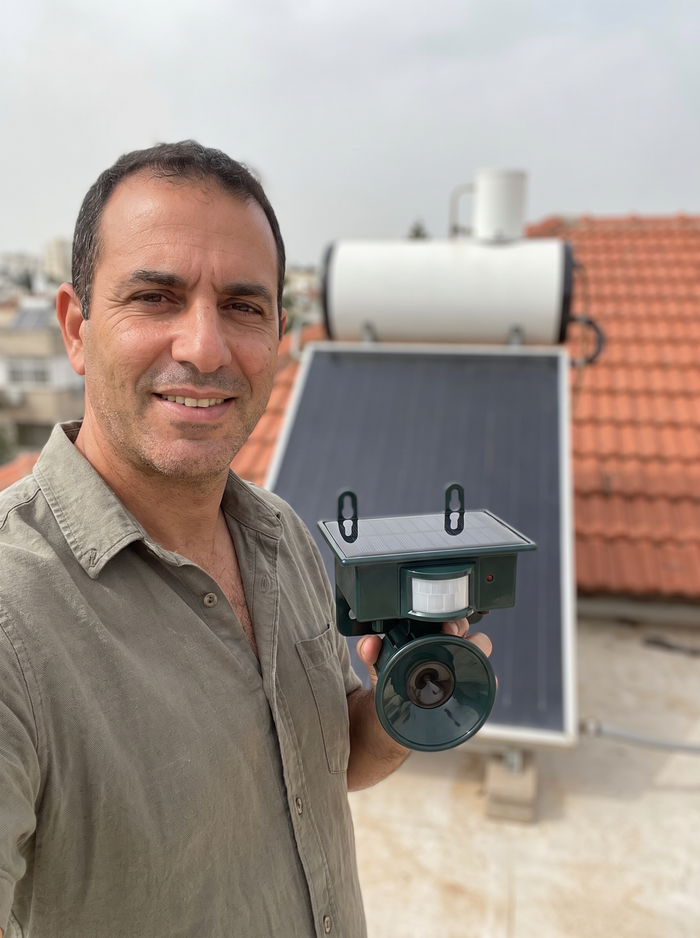 לקוח PestOff על הגג עם המרחיק הסולארי