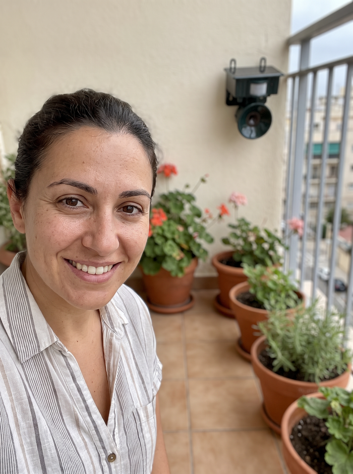 מרפסת נקייה עם המרחיק על הקיר