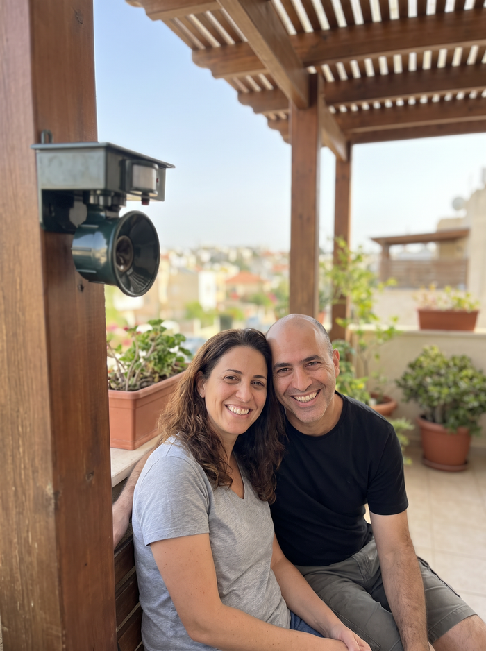 זוג נהנה ממרפסת נקייה מיונים